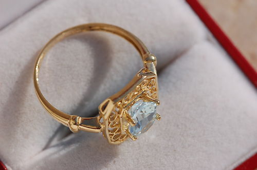 Beautiful Vintage French 18 Carat Gold Blue Topaz Ring. Beautiful Vintage French 18 Carat Gold Blue Topaz Ring.