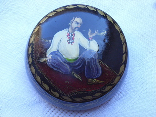 Beautiful Early Vintage Russian Trinket Jewellery Pill Painted Lacquer Box. Beautiful Early Vintage Russian Trinket Jewellery Pill Painted Lacquer Box.