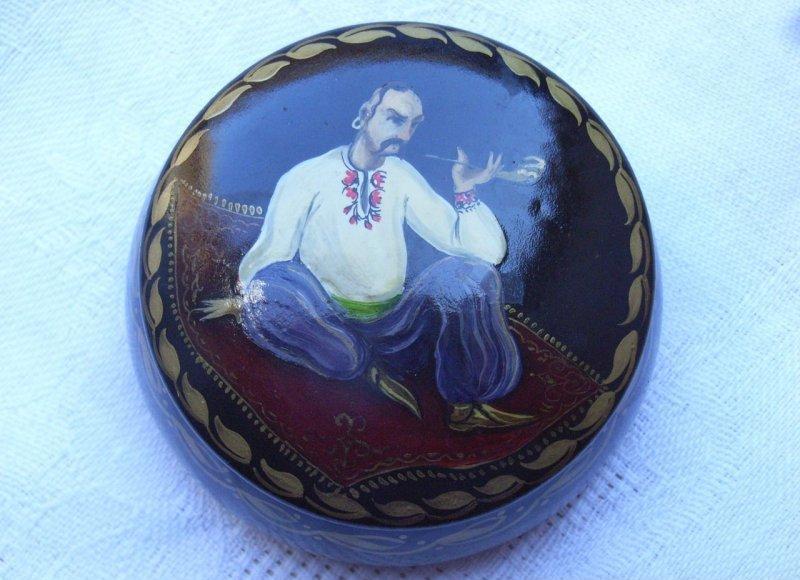 Beautiful Early Vintage Russian Trinket Jewellery Pill Painted Lacquer Box. Beautiful Early Vintage Russian Trinket Jewellery Pill Painted Lacquer Box.