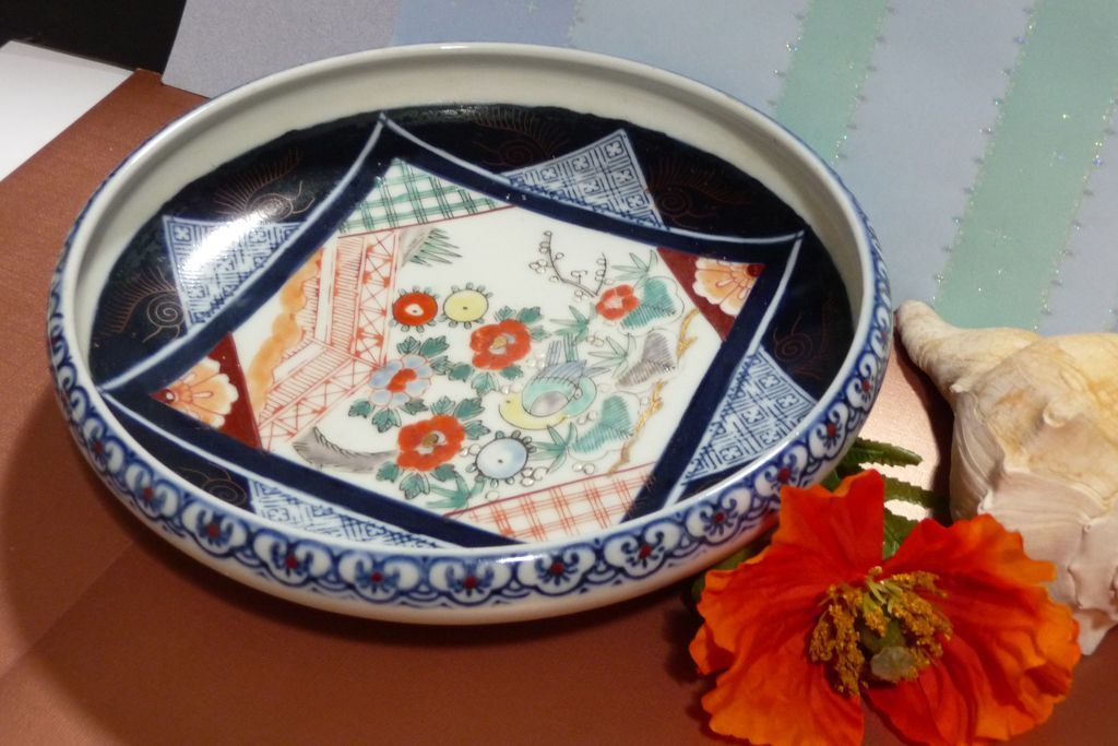 Now 40% off - Vintage Oriental Imari Style Serving or Fruit "Low-Bowl" Now 40% off - Vintage Oriental Imari Style Serving or Fruit "Low-Bowl"