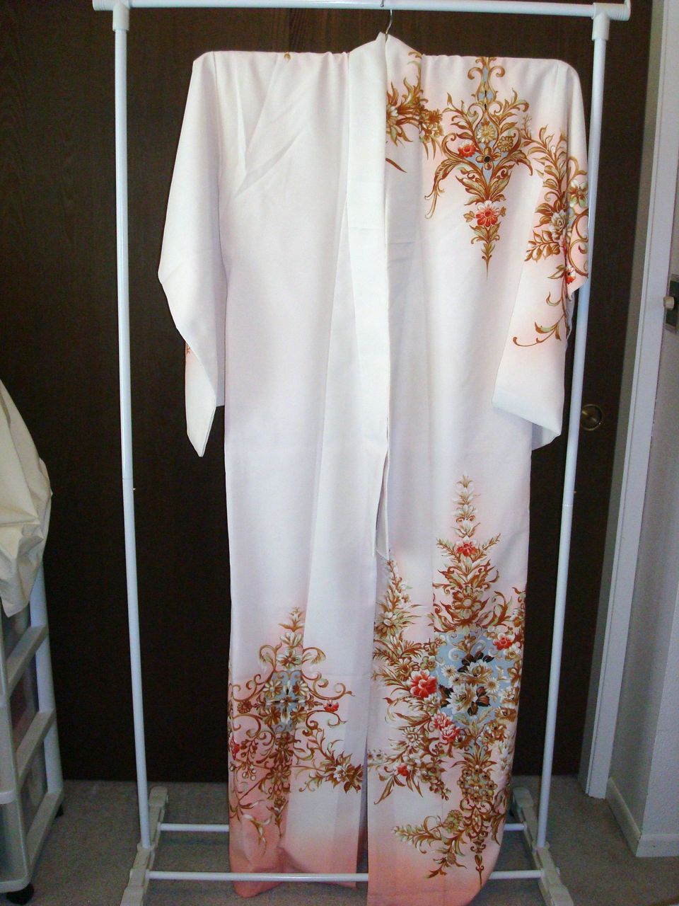 Vintage Japanese Cream Kimono with Floral Design Vintage Japanese Cream Kimono with Floral Design