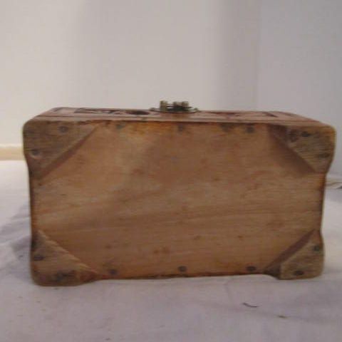 Vintage Hand Carved Wooden Chinese Box Vintage Hand Carved Wooden Chinese Box