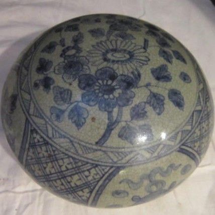 Vintage Oriental Porcelain Covered Bowl Vintage Oriental Porcelain Covered Bowl