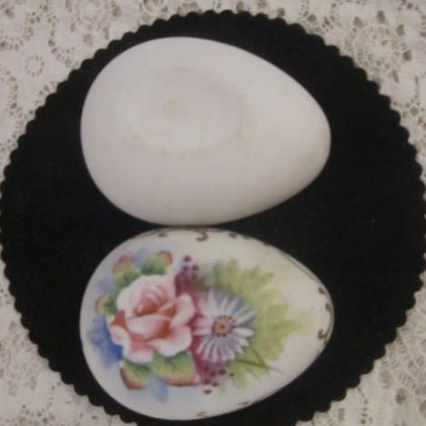 Vintage Porcelain Hand Painted Egg/Box with Bisque Finish, Rose & Daisy Vintage Porcelain Hand Painted Egg/Box with Bisque Finish, Rose & Daisy