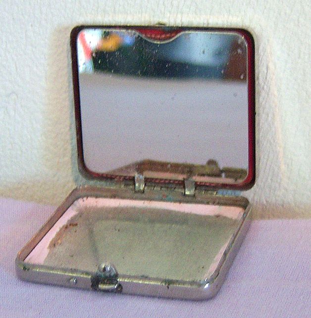 Vintage Deco Enameled Powder Compact-Circa Late 1920's Vintage Deco Enameled Powder Compact-Circa Late 1920's