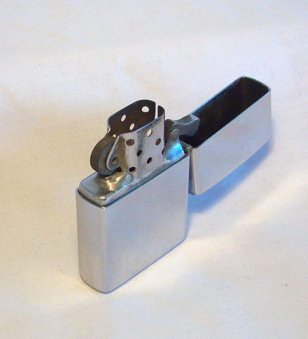 ZIPPO U.S. Coast Guard St. Petersburg Polished Chrome 1974 ZIPPO U.S. Coast Guard St. Petersburg Polished Chrome 1974