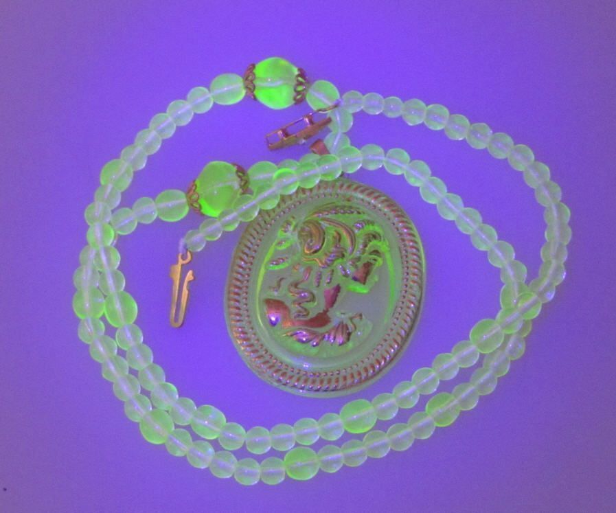 RARE Uranium Vaseline Glass Vintage Necklace Czechoslovakia RARE Uranium Vaseline Glass Vintage Necklace Czechoslovakia