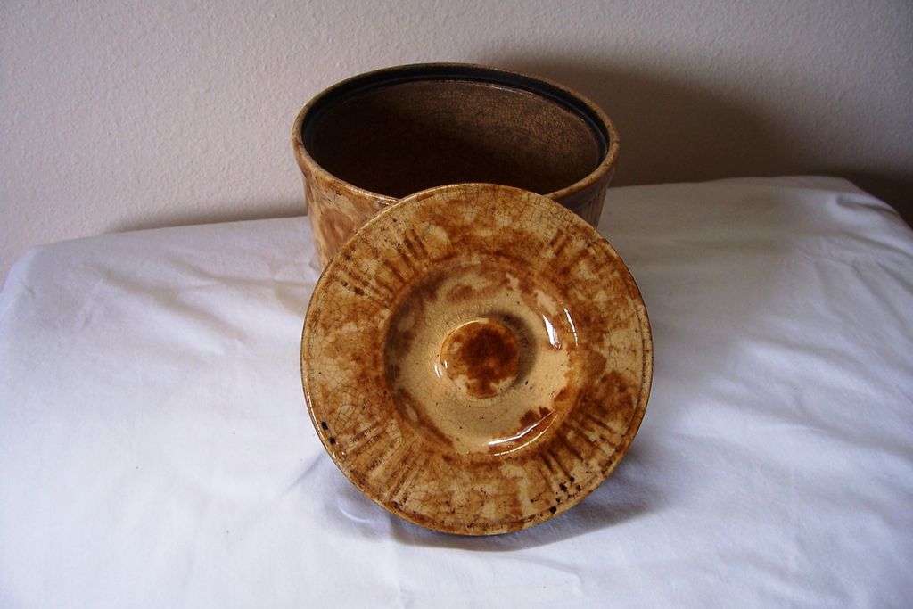 Antique Sponge-Ware Butter Crock Antique Sponge-Ware Butter Crock