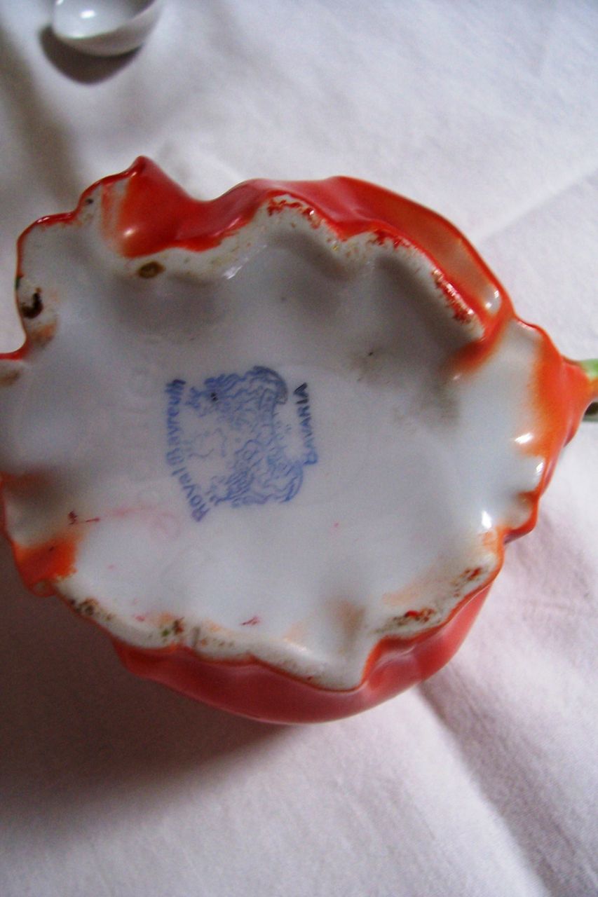 Royal Bayreuth, Poppy Mustard Pot Royal Bayreuth, Poppy Mustard Pot