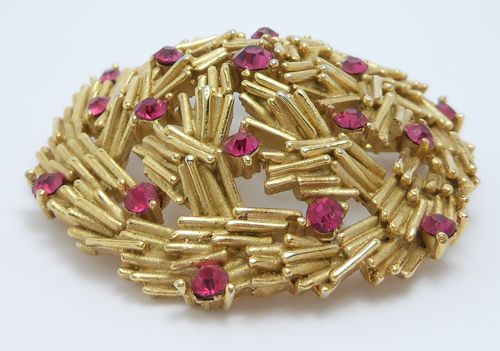 Pretty Trifari Signed Fuschia Crystal Brooch Pretty Trifari Signed Fuschia Crystal Brooch