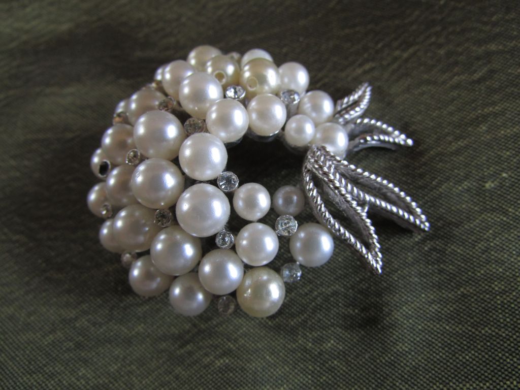 TRIFARI ~ Vintage Pearl (Faux) & Crystal Brooch ~ Elegant Wreath With A Tiny Bow TRIFARI ~ Vintage Pearl (Faux) & Crystal Brooch ~ Elegant Wreath With A Tiny Bow