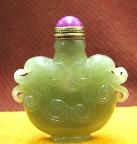 Chinese Jade Snuff Bottle, Auspicious Clouds, Qing Dynasty Chinese Jade Snuff Bottle, Auspicious Clouds, Qing Dynasty