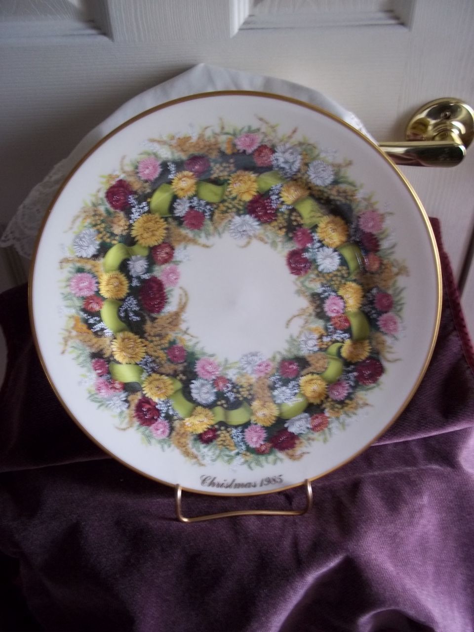 Lenox Colonial Christmas Wreath Plate 1985: Connecticut Lenox Colonial Christmas Wreath Plate 1985: Connecticut