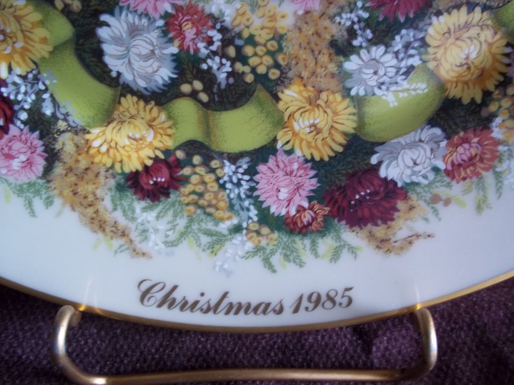 Lenox Colonial Christmas Wreath Plate 1985: Connecticut Lenox Colonial Christmas Wreath Plate 1985: Connecticut