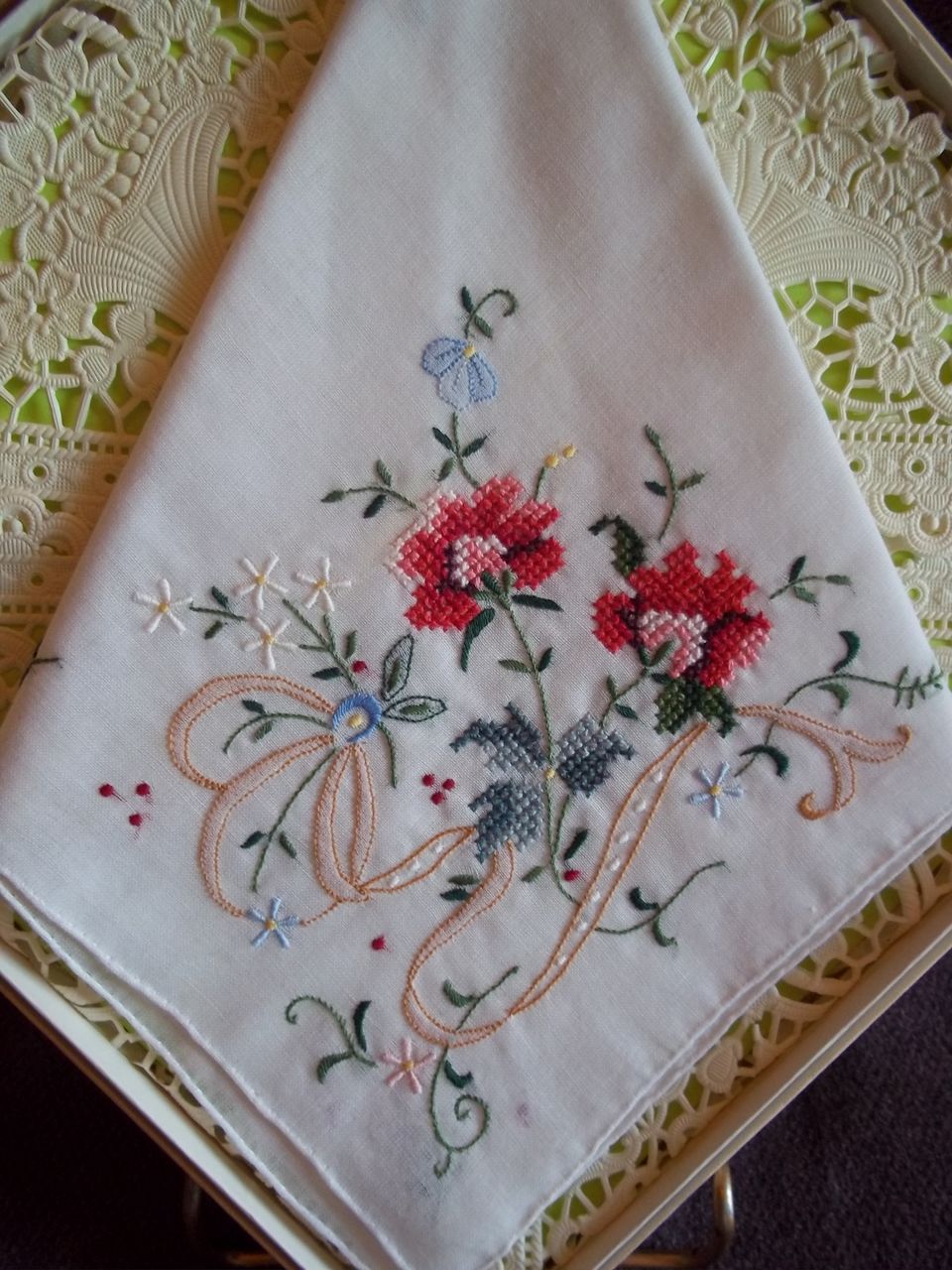 Cross Stitched Floral Pattern Vintage Handkerchief / Hankie Cross Stitched Floral Pattern Vintage Handkerchief / Hankie