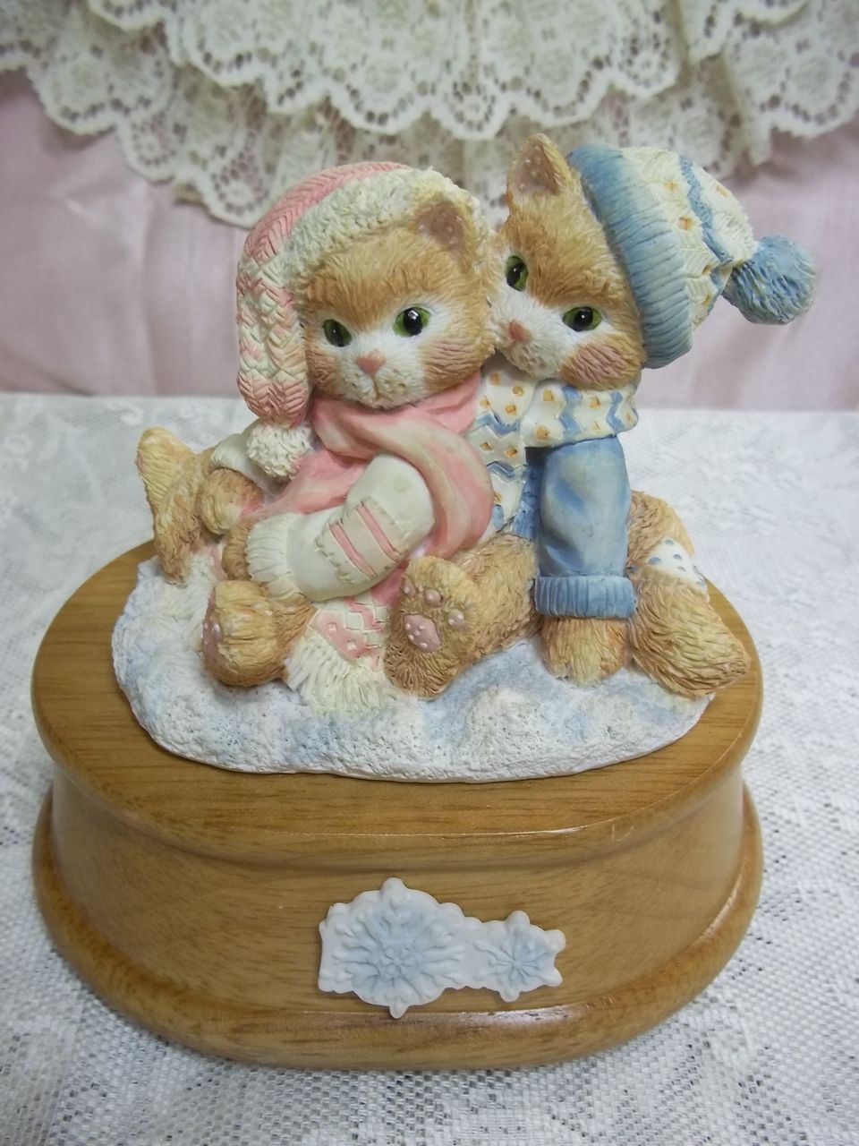 Christmas Kittens Music Box: We Wish You a Merry Christmas Christmas Kittens Music Box: We Wish You a Merry Christmas