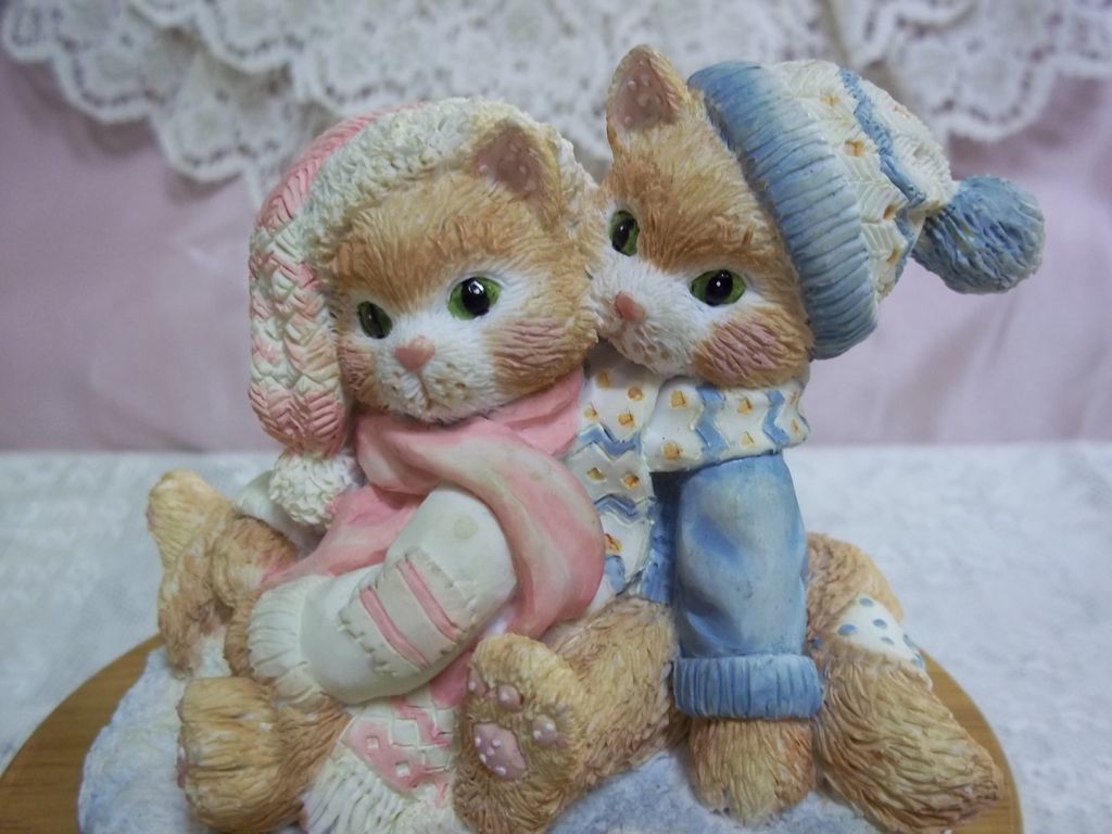 Christmas Kittens Music Box: We Wish You a Merry Christmas Christmas Kittens Music Box: We Wish You a Merry Christmas