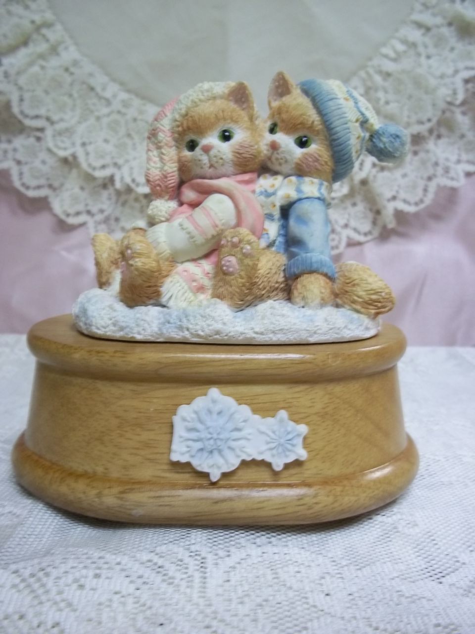 Christmas Kittens Music Box: We Wish You a Merry Christmas Christmas Kittens Music Box: We Wish You a Merry Christmas