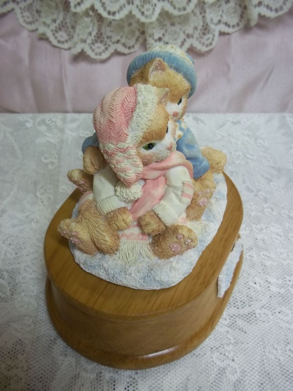 Christmas Kittens Music Box: We Wish You a Merry Christmas Christmas Kittens Music Box: We Wish You a Merry Christmas