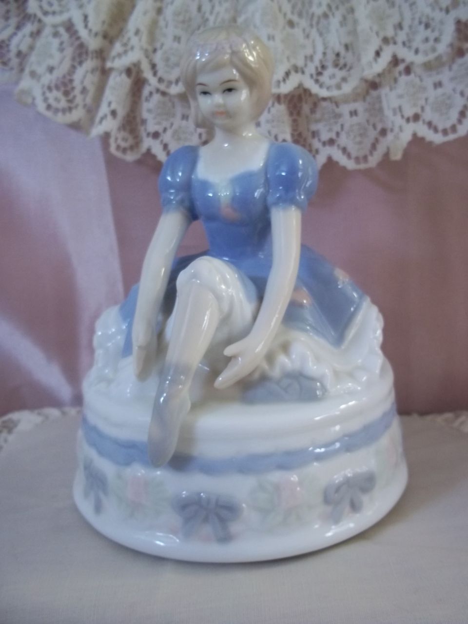 Vintage Porcelain Ballerina Music Box Swan Lake Vintage Porcelain Ballerina Music Box Swan Lake