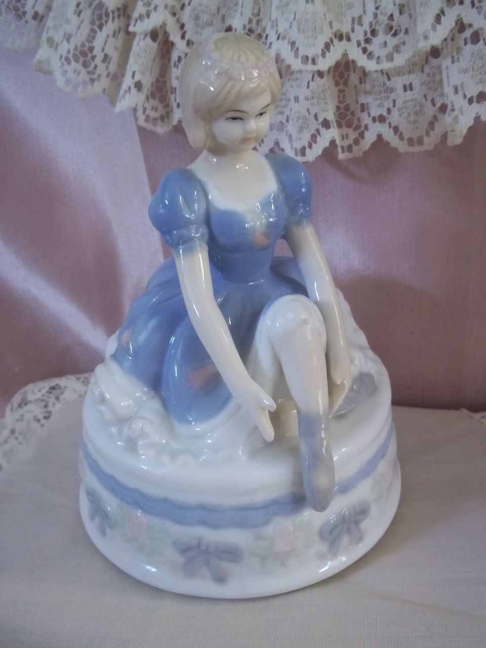 Vintage Porcelain Ballerina Music Box Swan Lake Vintage Porcelain Ballerina Music Box Swan Lake