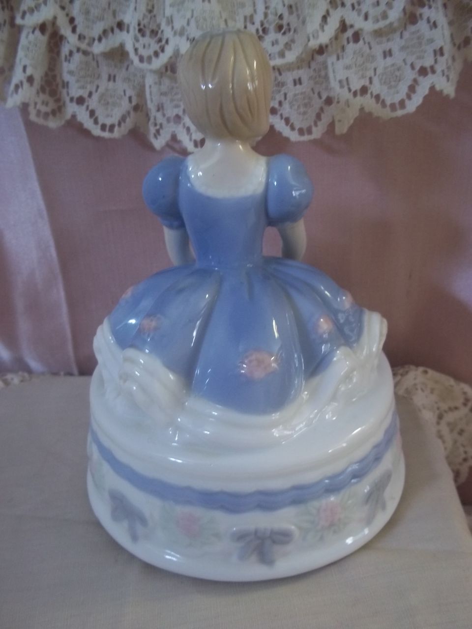 Vintage Porcelain Ballerina Music Box Swan Lake Vintage Porcelain Ballerina Music Box Swan Lake