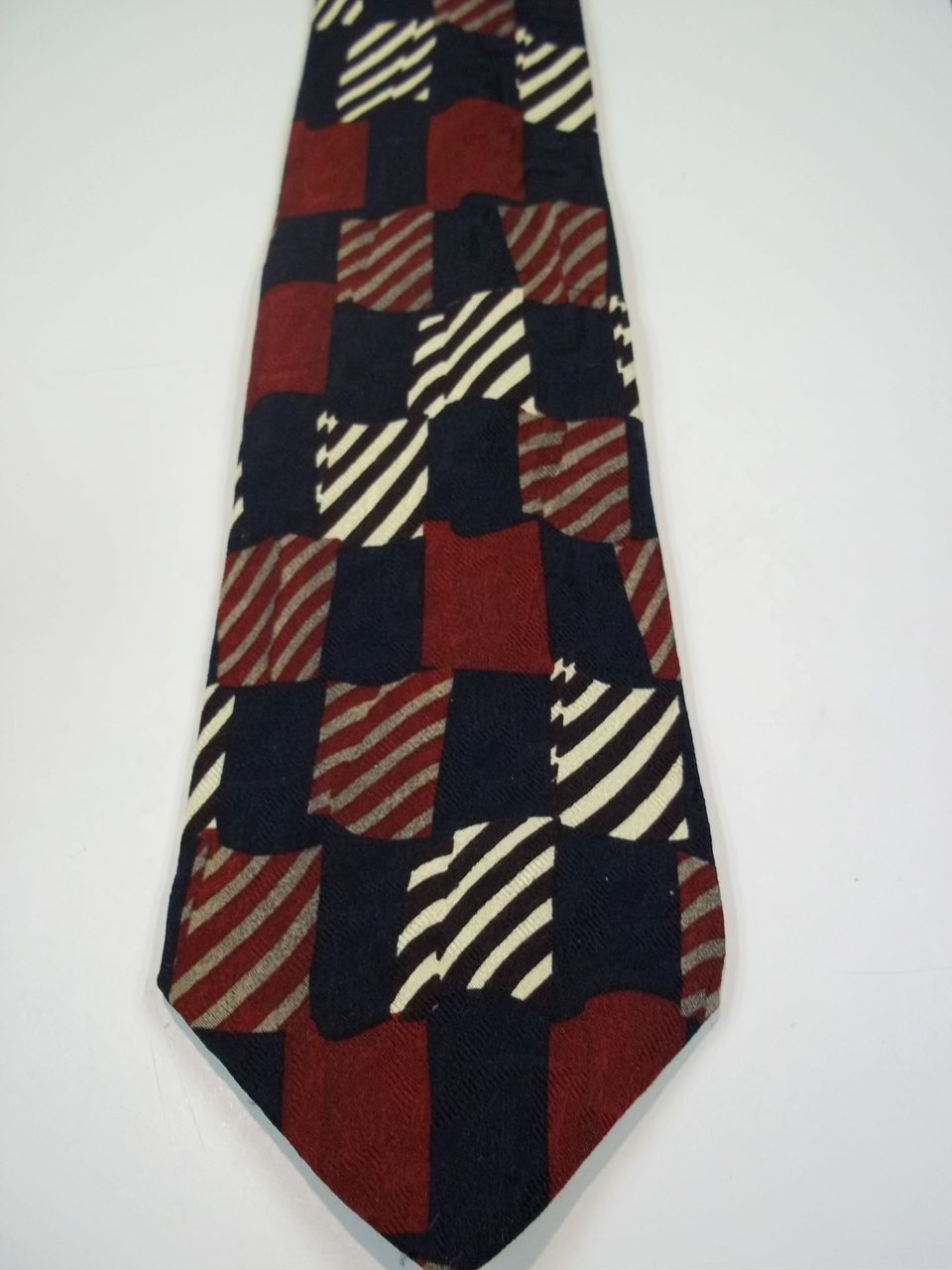 Roundtree & Yorke All Silk Hand Sewn Vintage Neck Tie Roundtree & Yorke All Silk Hand Sewn Vintage Neck Tie