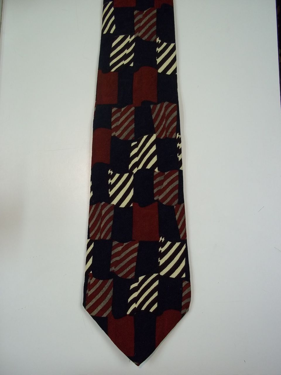 Roundtree & Yorke All Silk Hand Sewn Vintage Neck Tie Roundtree & Yorke All Silk Hand Sewn Vintage Neck Tie