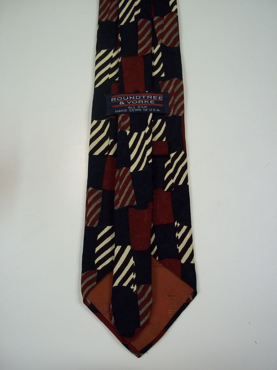 Roundtree & Yorke All Silk Hand Sewn Vintage Neck Tie Roundtree & Yorke All Silk Hand Sewn Vintage Neck Tie
