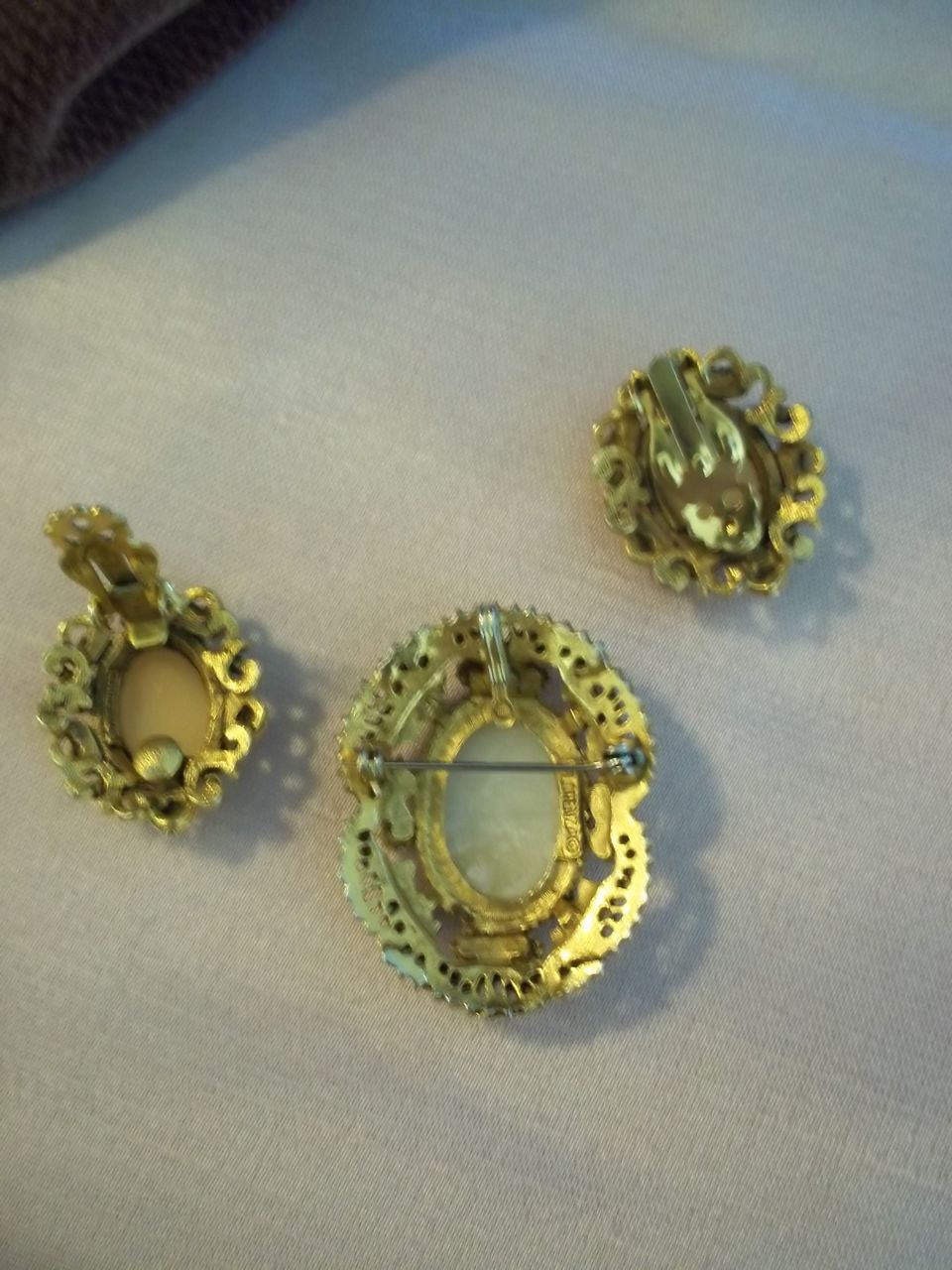 Vintage Cameo and Faux Pearl Brooch and Earrings Set Vintage Cameo and Faux Pearl Brooch and Earrings Set