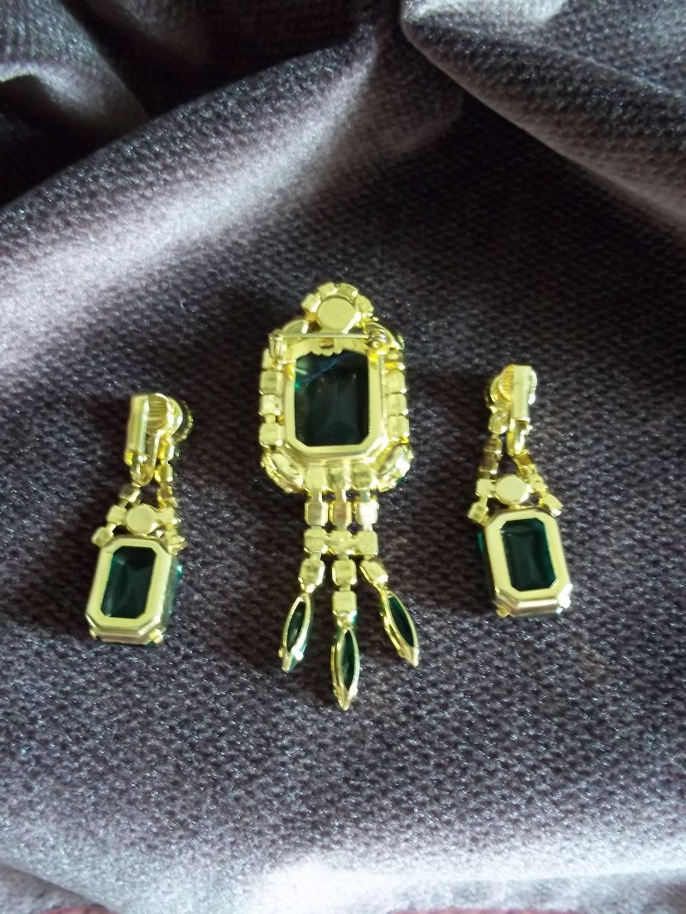 Emerald Green Crystal Brooch and Earrings Set Emerald Green Crystal Brooch and Earrings Set