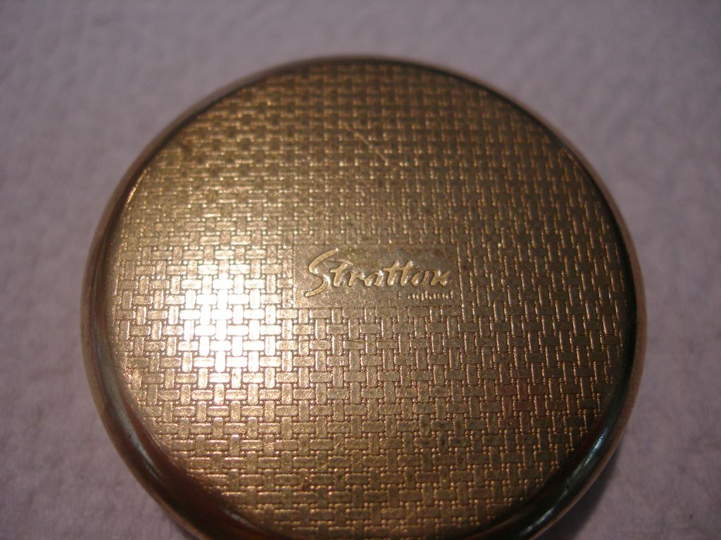Vintage Round Stratton Pill Case Vintage Round Stratton Pill Case