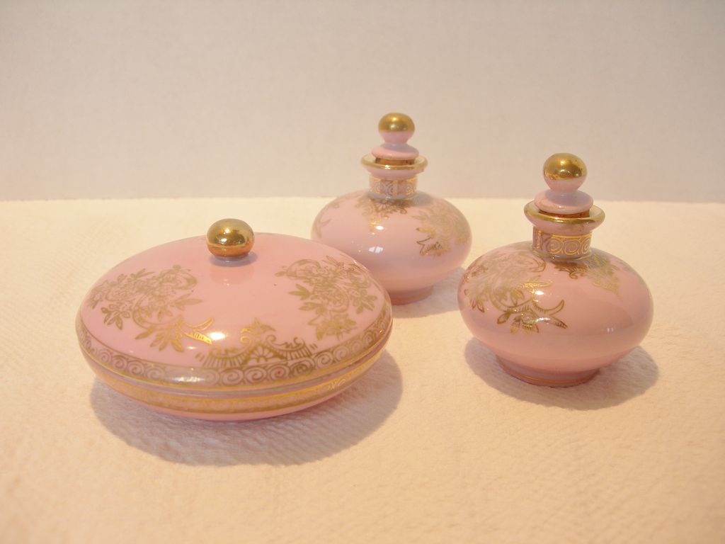 3 Piece Perfume and Powder Vanity Set 3 Piece Perfume and Powder Vanity Set