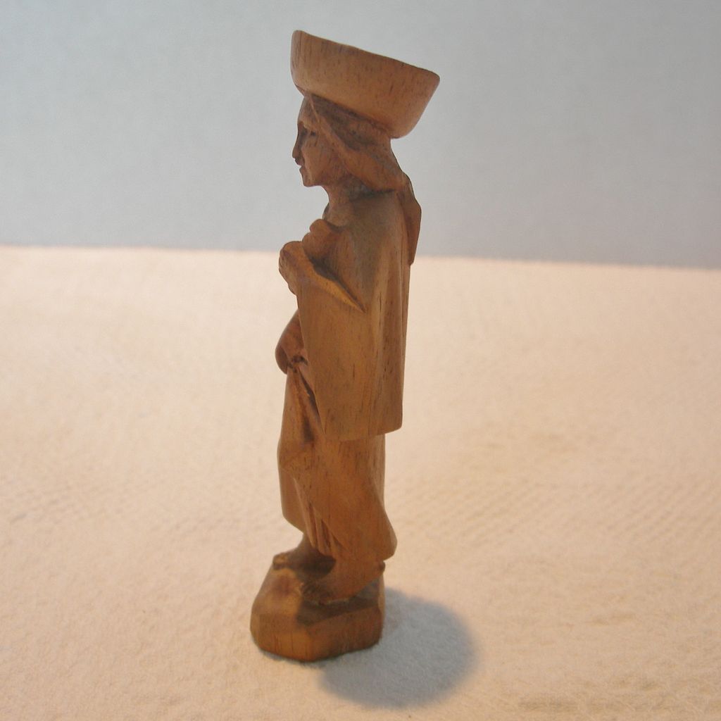 Small Peruvian Carved Wooden Figurines Small Peruvian Carved Wooden Figurines