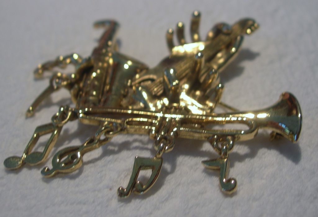 Vintage American Jewelry Chain Company Jazz Themed Brooch from