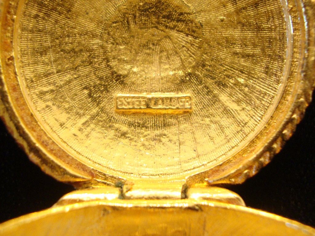 Lovely Vintage Estee Lauder Glaze' Compact in Goldtone Lovely Vintage Estee Lauder Glaze' Compact in Goldtone