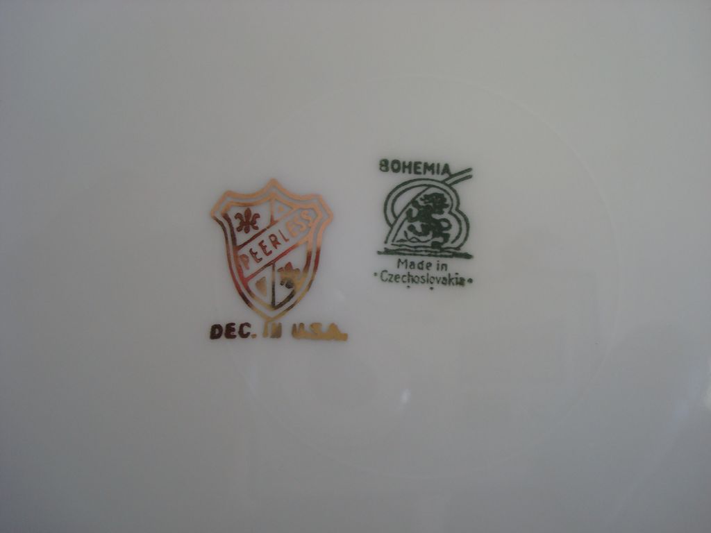 Gorgeous Czechoslovakian / Bohemia Cabinet Plate Decorated by Peerless Gorgeous Czechoslovakian / Bohemia Cabinet Plate Decorated by Peerless