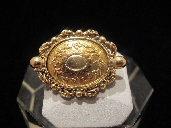 Fourteen karat yellow gold brooch adorned with flowers and leaves, 19th century Fourteen karat yellow gold brooch adorned with flowers and leaves, 19th century