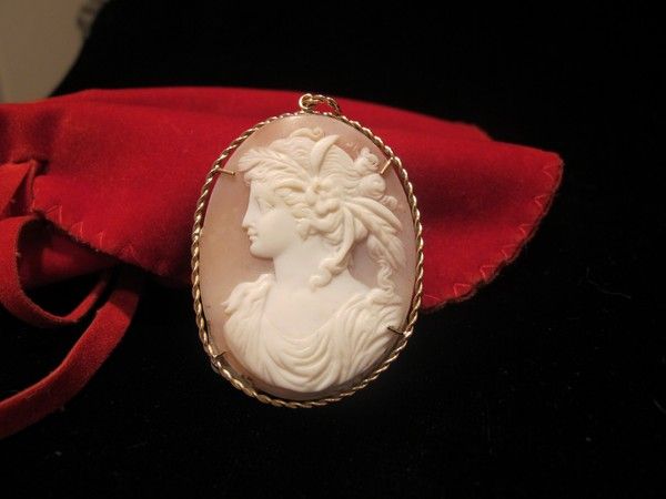 Oval shell Cameo pendant set in a nine karat yellow gold mounting, 19th century Oval shell Cameo pendant set in a nine karat yellow gold mounting, 19th century
