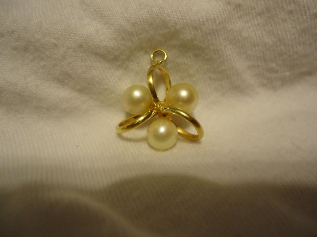 Beautiful 14k Yellow Gold Three Pearl Pendant Beautiful 14k Yellow Gold Three Pearl Pendant