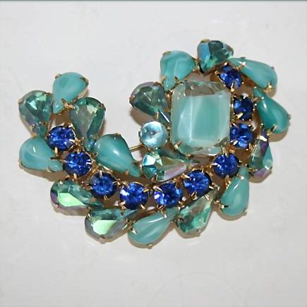 25% Off Sale! -Gorgeous Vintage Rhinestone Brooch - Unsigned - Shades of Aqua and Royal Blue 25% Off Sale! -Gorgeous Vintage Rhinestone Brooch - Unsigned - Shades of Aqua and Royal Blue