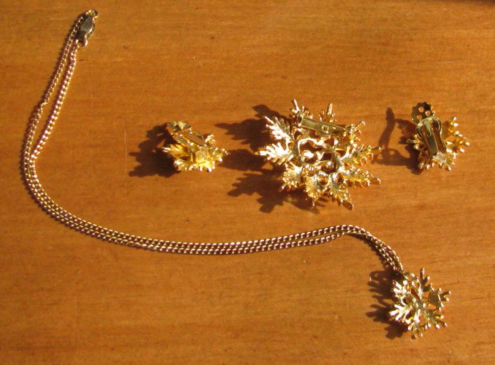 Vintage 1960's Snowflake Rhinestone Demi Parure - Necklace, Brooch & Earrings Vintage 1960's Snowflake Rhinestone Demi Parure - Necklace, Brooch & Earrings
