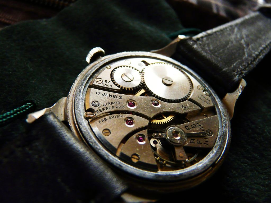 Elegant Large 1940s Men's Girard Perregaux Fancy Lugs Manual Wind Movement Elegant Large 1940s Men's Girard Perregaux Fancy Lugs Manual Wind Movement