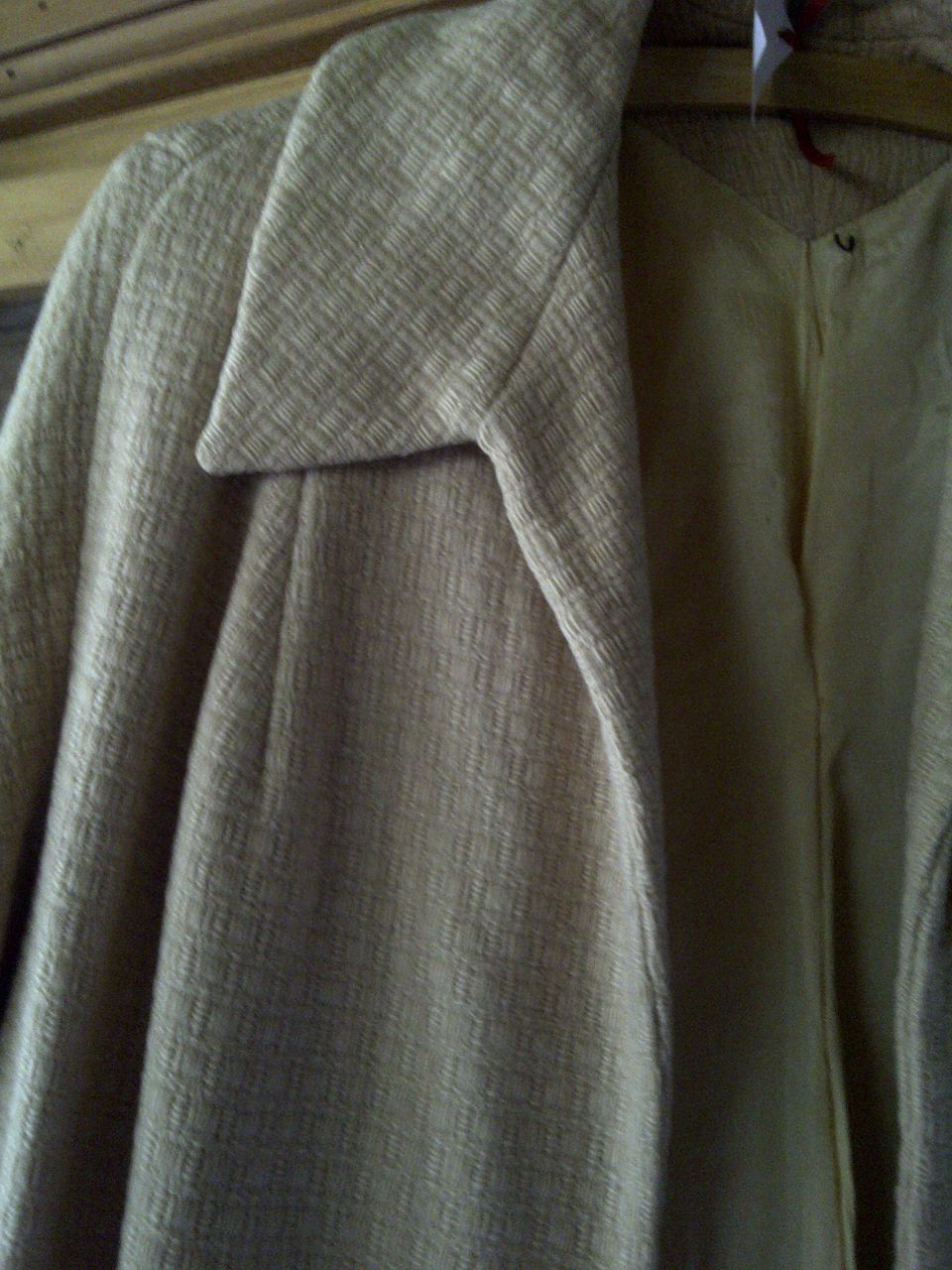 Cream colored vintage coat with two front large pockets Cream colored vintage coat with two front large pockets