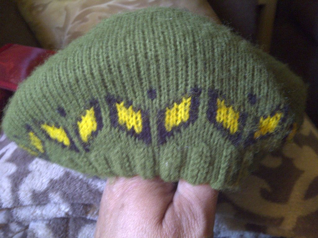 Knitted vintage womens green black yellow snowflake Knitted vintage womens green black yellow snowflake