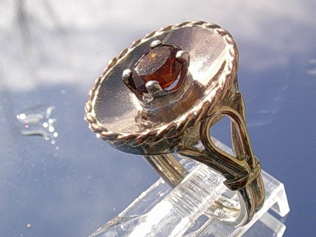Silver/9kt Pink Gold Oval Garnet Ladies Ring Silver/9kt Pink Gold Oval Garnet Ladies Ring