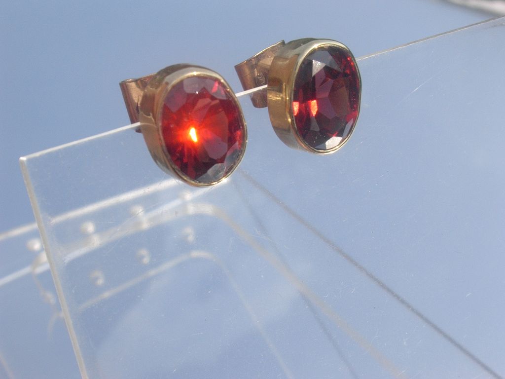 9kt Vivacious Red/Pink Garnet Stud Earrings 9kt Vivacious Red/Pink Garnet Stud Earrings