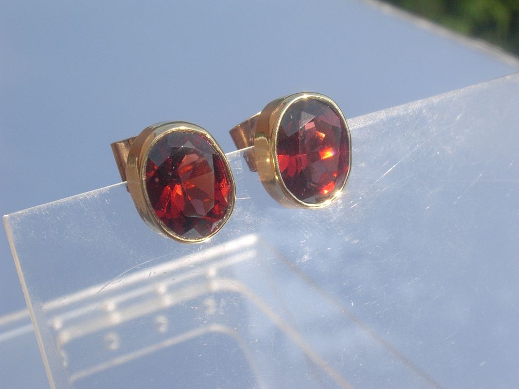9kt Vivacious Red/Pink Garnet Stud Earrings 9kt Vivacious Red/Pink Garnet Stud Earrings