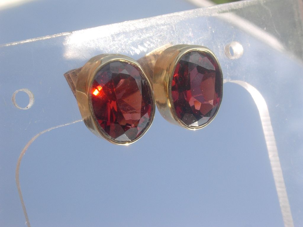 9kt Vivacious Red/Pink Garnet Stud Earrings 9kt Vivacious Red/Pink Garnet Stud Earrings