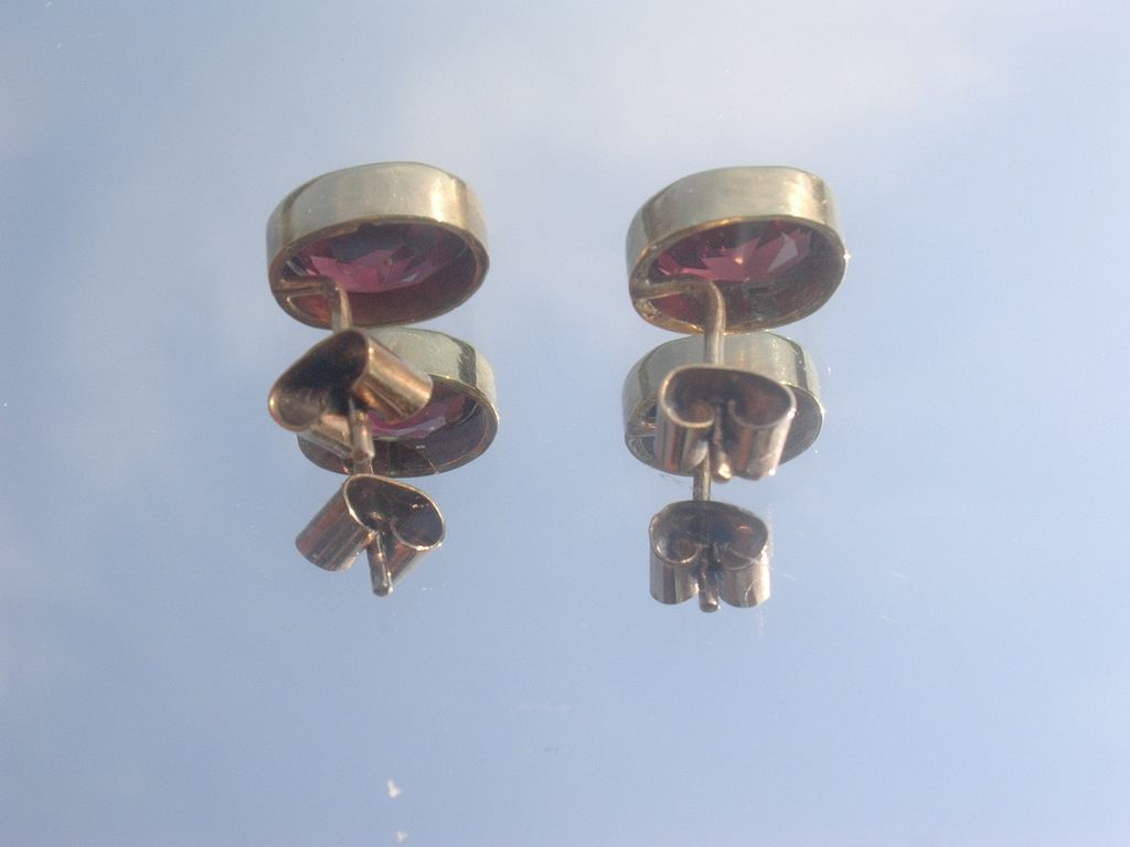 9kt Vivacious Red/Pink Garnet Stud Earrings 9kt Vivacious Red/Pink Garnet Stud Earrings